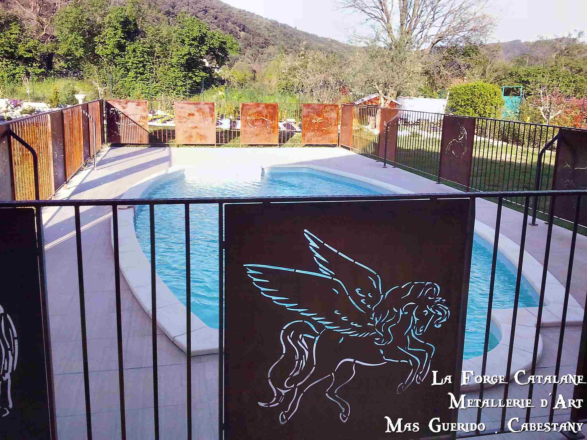 Garde corps decoupe laser chevaux protection piscine thermolaque forge catalane.jpg